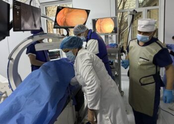 Амалиёти систогастростомияи эндоскопӣ бе буриш аз даҳон гузаронида шуд